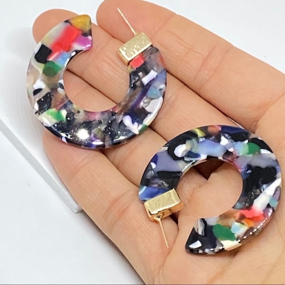 3/$30🖤 Colorful Mosaic Acrylic Resin C Shape Hoop Earrings D40 - Picture 5 of 7
